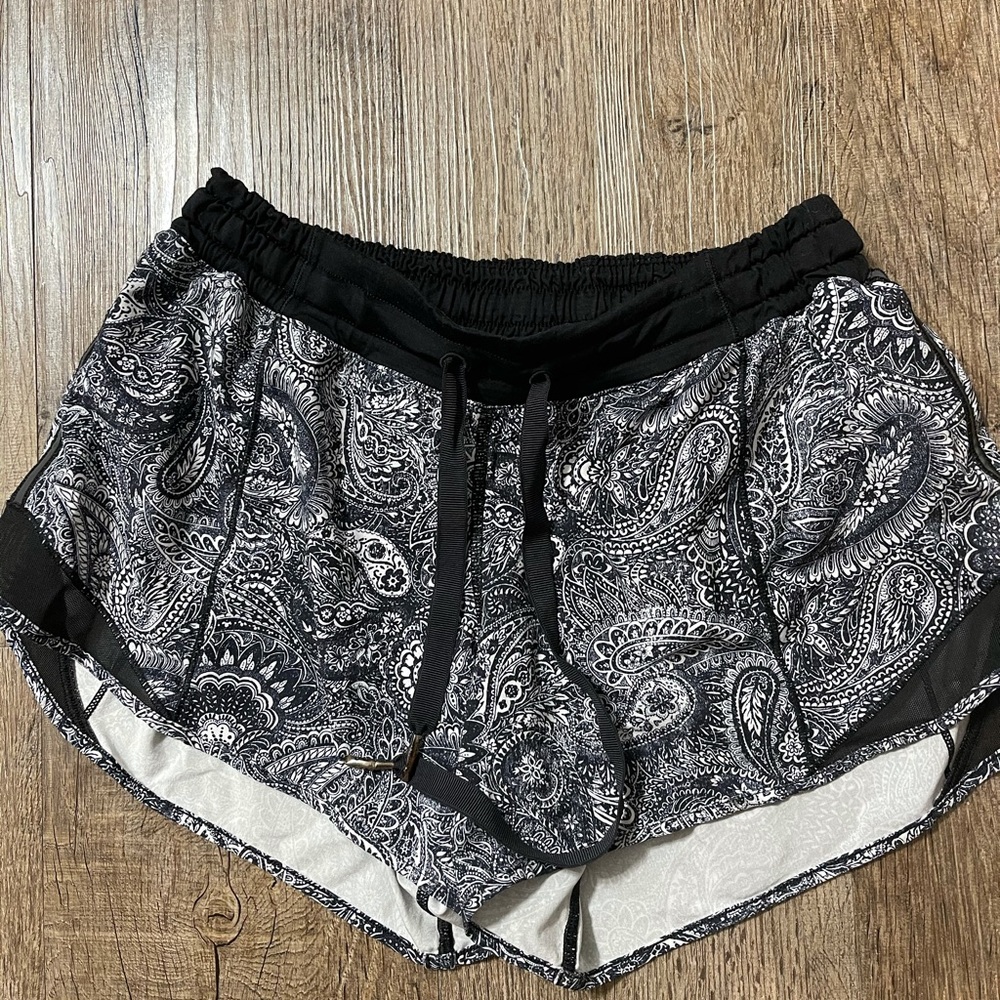 Lululemon RARE speed shorts paisley pattern size 6